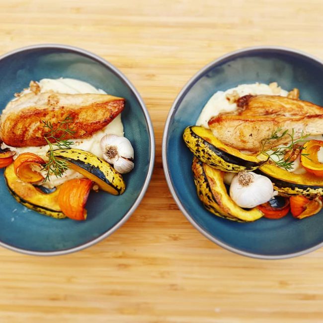 blanc de poulet sur une purée fine de panais aux noix avec des petites courges rôti et de l'aïl en chemise