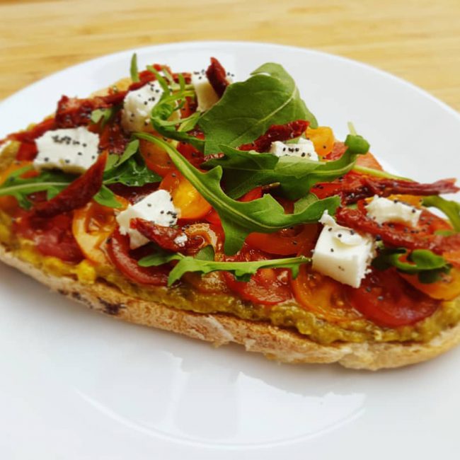 tartine: pesto de poivron vert , tomates cerises, roquette feta et tomates séchées. Graines de nigel