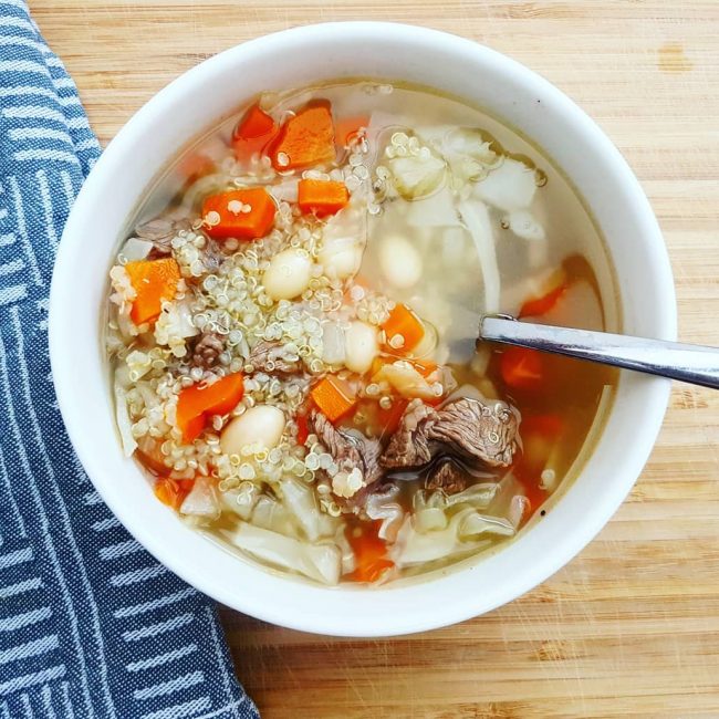 bouillon, boeuf, carottes, choux, oignons, quinoa et haricots frais du marché