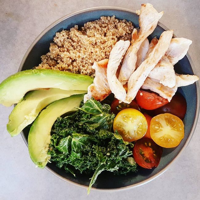 bol de quinoa, poulet, choux kale, avocat et tomates cerises